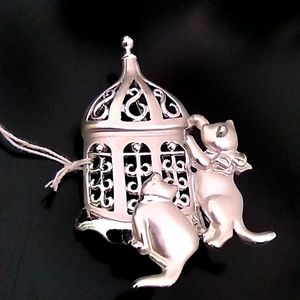 Adorable playful kittens brooch lobster clasp